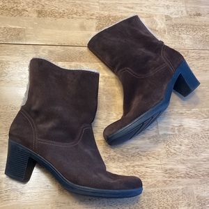 Clarks brown suede bendables with faux fur lining